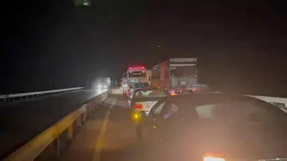 Erzincan'da tır devrildi : Yol 3 saat ulaşıma kapandı