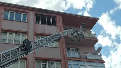 Eskişehir'deki apartman yangınında acı haber : Sürünerek kaçmaya çalışan kadın hayatını kaybetti