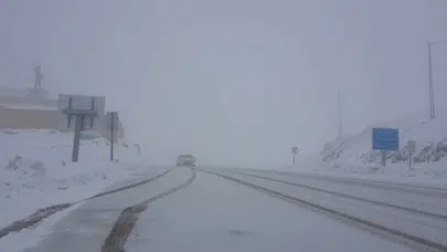 Bayburt-Erzurum kara yolunda mayıs ayında kar yağışı etkili oldu