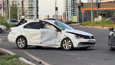 Diyarbakır'da kaza : Şehir içi minibüs ile otomobil çarpıştı