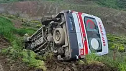 Siirt’te ambulans şarampole devrildi : 3 sağlık personeli yaralandı