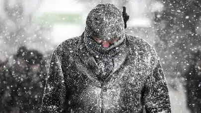 İzmir'de yaz beklenirken kar yağdı ! Ödemiş beyaza büründü