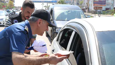 Mersin Silifke'de trafik uygulamalarında sürücülere yoğurt ve çilek ikramı