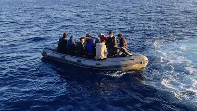 İzmir Foça'da 43 düzensiz göçmen kurtarıldı