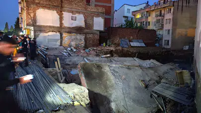 Balıkesir'de inşaat kazısı sırasında temeli zarar gören 3 katlı bina yıkıldı