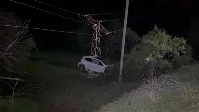 Elazığ'da şarampole uçan cip, yüksek gerilim direğine çarptı : 2 yaralı
