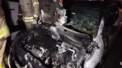 Üsküdar'da park halindeki otomobilde yangın çıktı