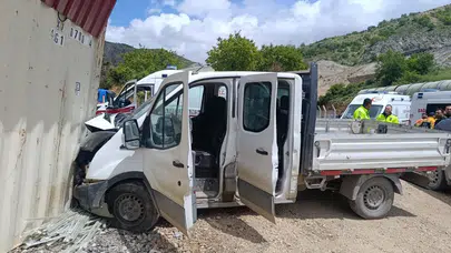 Malatya'da kamyonet şantiyeye daldı : Prefabrik yapıya çarpan araçta 3 yaralı