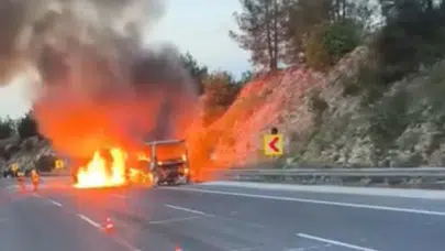 Mersin'de otoyolda yolcu otobüsü alev alev yandı