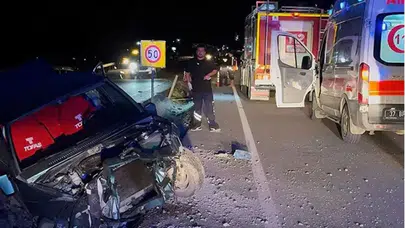 Kastamonu’da bariyerlere çarpan otomobil hurdaya döndü : 2 kişi yaralandı