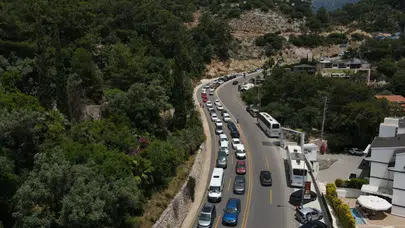 Ölüdeniz’de bayram yoğunluğu : Trafikte 5 kilometrelik kuyruk oluştu