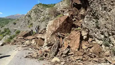Hakkari Şemdinli'de heyelan : Dev kaya parçaları yolu kapattı
