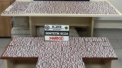 Düzce'de araç döşemelerine saklanmış binlerce uyuşturucu hap ele geçirildi