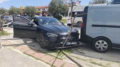 Antalya Manavgat'ta yolcu minibüsü park halindeki araçlara çarptı : 4 yaralı