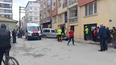 Eskişehir'de araç apartman girişindeki yayalara çarptı : 2'si ağır 3 yaralı