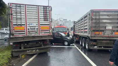 Zonguldak'ta tır, kırmızı ışıkta bekleyen 3 araca çarptı