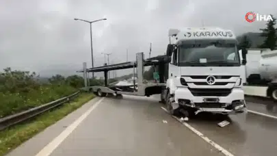 Osmaniye'de otomobil taşıyan tır yoldan çıktı
