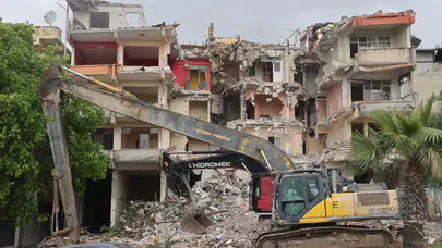 Hatay'da otomobil iş makinesinin altına girdi : 1 ölü, 3 yaralı