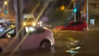 Adana'da sağanak yağış hayatı olumsuz etkiledi