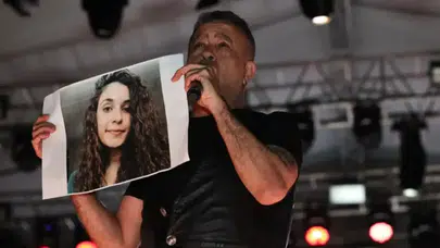 Haluk Levent, konserde Gülistan Doku posteri açıp aileye destek verdi