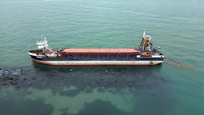 Sakarya Karasu'da karaya oturan kuru yük gemisinde temizlik çalışması yürütülüyor