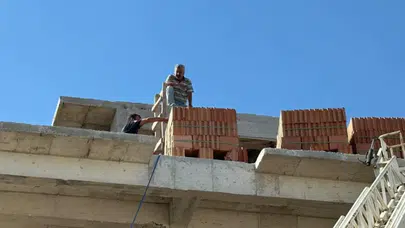Antalya'da inşaatta mahsur kalan usta, itfaiye tarafından kurtarıldı