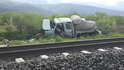 Kütahya'da yolcu treni ile kamyonet çarpıştı : 4 yaralı