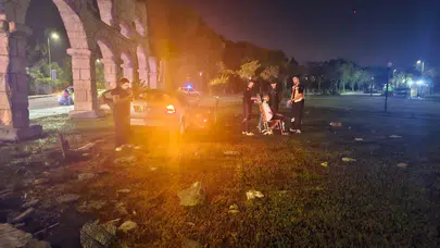Antalya Serik'te kontrolden çıkan otomobil dekoratif surlara çarptı : 4 yaralı