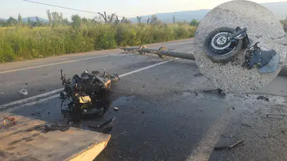 Otomobil tarlaya uçtu , motosiklet direğe çarptı : 4 yaralı