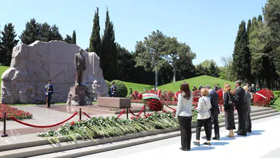 Haydar Aliyev, doğumunun 103. yılında mezarı başında anıldı