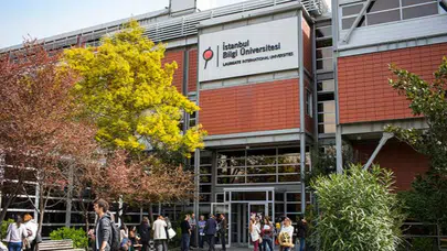 Faaliyet izni kaldırılan İstanbul Bilgi Üniversitesi öğrencileri eylem yaptı
