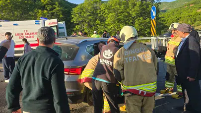 Bingöl'de kaza : Otomobil kaldırıma çarptı, 4 kişi yaralandı