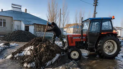 Ağrı'da sel etkisi : Köylüler traktörlerle müdahale etti