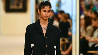 Hintli modelin sade Met Gala görünümü kültürel temsil tartışmasını alevlendirdi