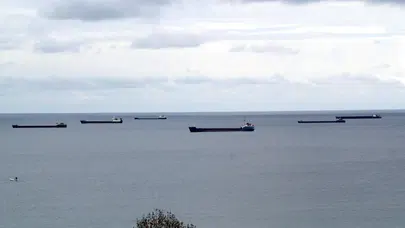 Karadeniz'de fırtına etkisi : Gemiler limana demir attı