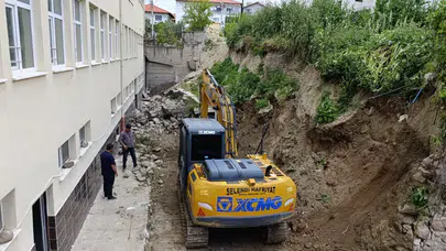 Manisa'da okul duvarı çöktü : Ekipler çalışmalara başladı