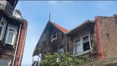 İstanbul Fatih'te yangın : Ahşap binada hasar oluştu