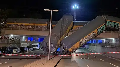 Almanya'da iki yük treni köprüde çarpıştı : Vagonların caddeye düştüğü kazada 1 ölü