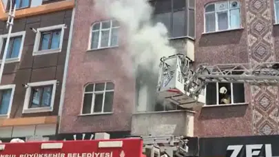 Sultangazi'de daire yangını : Şarjda unutulan cep telefonu evi yaktı