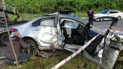 Ordu'da kaza : Otomobil, ağaç ve aydınlatma direğini devirdi
