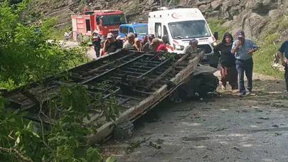 Düzce'de feci kaza : Şarampole devrilen çekicinin sürücüsü hayatını kaybetti