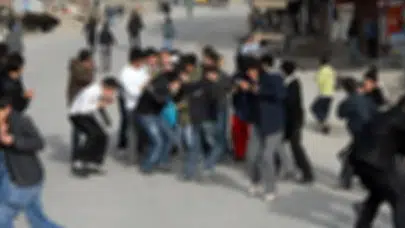 Bursa Osmangazi’de sokak kavgası : Tekme, tokat ve sopalar havada uçuştu
