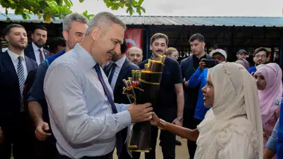 Bakan Fidan, Bangladeş'te mülteci kamplarını ziyaret etti