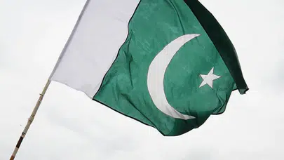 Pakistan'da camiye dalan araç faciaya neden oldu