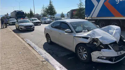 Uşak Banaz’da zincirleme kaza : 3 araç birbirine girdi, 4 kişi yaralandı