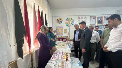 Bingöl Adaklı'da yıl sonu programı : El emeği ürünler sergilendi