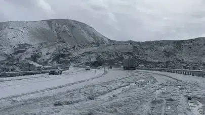 Van Tendürek Geçidi'nde dolu yağışı : Yollar beyaza büründü