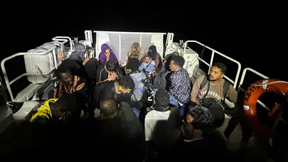 Bodrum açıklarında sürüklenen bottaki 3'ü çocuk 19 göçmen kurtarıldı