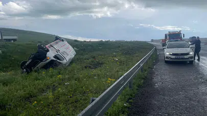 Kars'ta ticari araç şarampole devrildi : Sürücü yaralandı