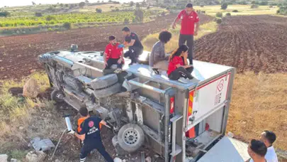 Mardin'de Kızılay'a ait kan toplama aracı şarampole devrildi : 1'i doktor 4 yaralı